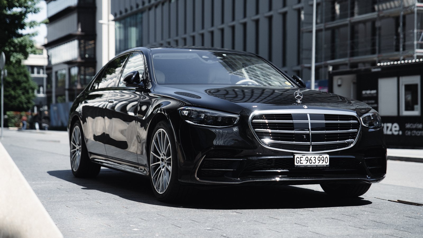 Mercedes S-Class arriving at a Geneva address